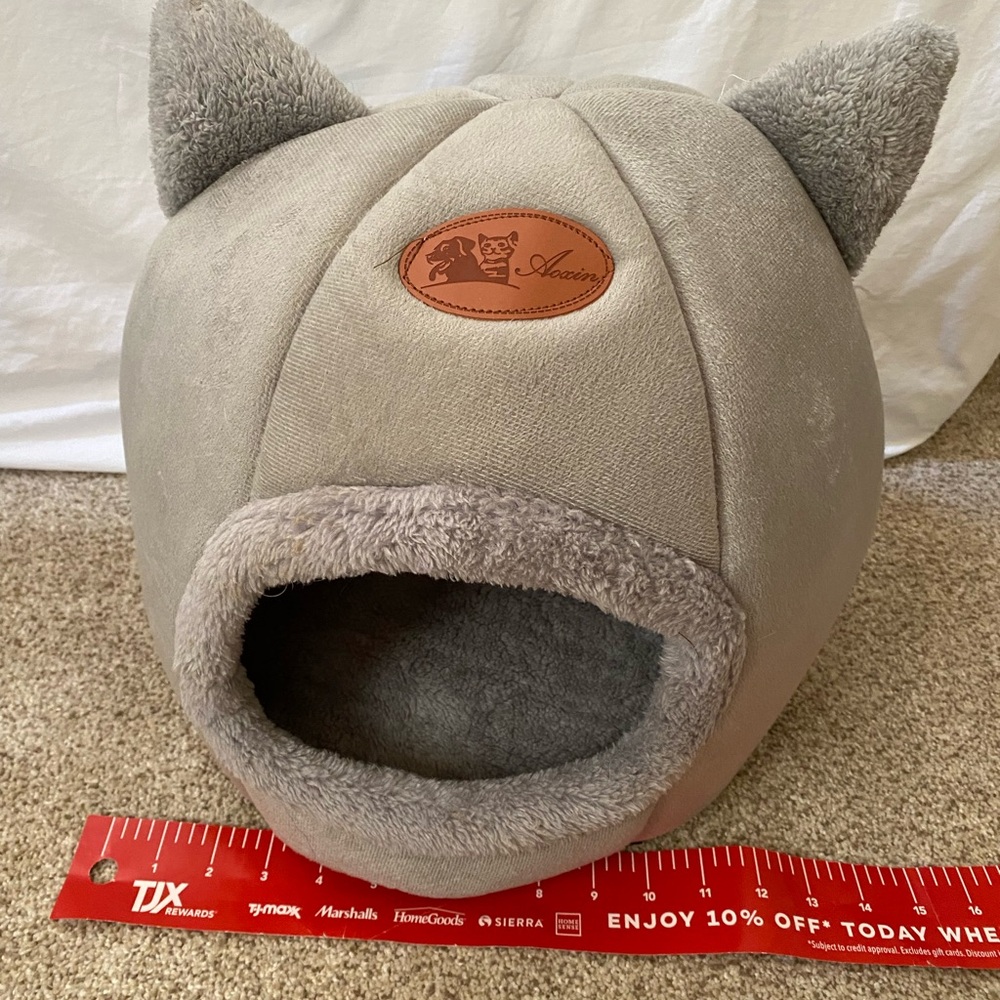 Cozy pet bed perfect size for cats or small dogs.